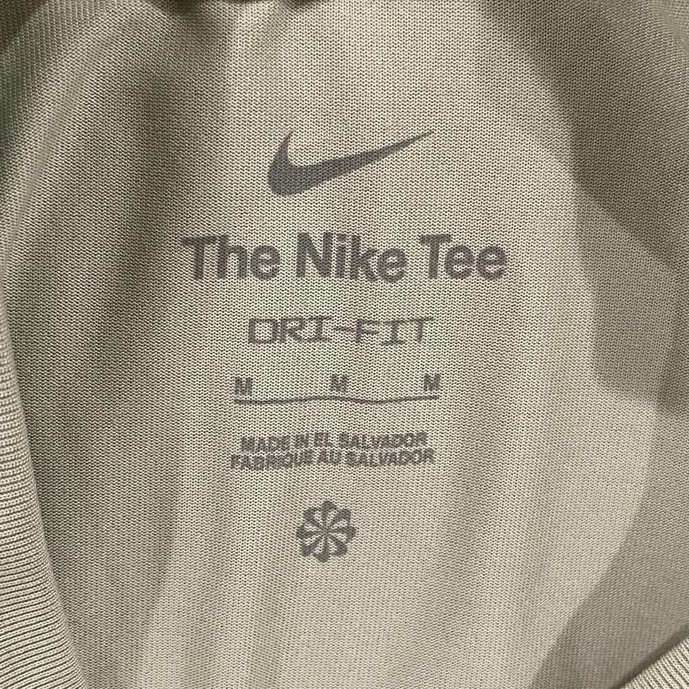 Nike Dri FIT Legend T-Shirt Mens Medium Short Sleeve Gym Workout Tee DX0989